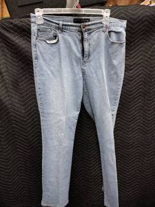 lot 59476 image: Venezia light-blue wash, mid-rise womens denim jeans - 18 Average
