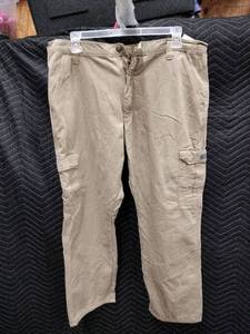 lot 59479 image: khaki Wrangler Relaxed Fit cargo pants - 40x30