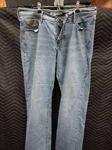 lot 63488 image: Levis Light Wash Denim Jeans - W35 L32