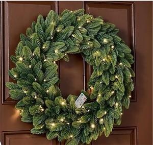 lot 3015 image: Bethlehem Lights Grand Radiance 26 Wreath w LEDs