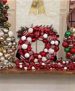 lot 3017 image: Kringle Express 22 Lit Shatterproof Ornament Wreath