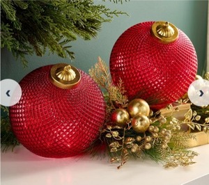lot 3143 image: ONE 8 Diamond Glass Tabletop Ornament by Valerie, Red