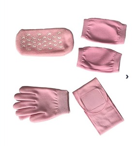 lot 3274 image: Blushly 4-Piece Moisturizing Gel & Essential Oil Spa Set, Purple