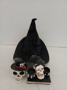 lot 20287 image: Lot Of Halloween Decor