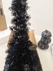 lot 20569 image: Halloween Decor Lot