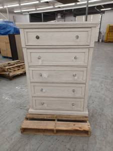 lot 20619 image: Robbinsdale by Ashley, 5 Drawer Chest of Drawers   Retail $489.35