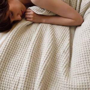 lot 171447 image: Bedsure Lightweight 100% Cotton Waffle Blanket, Queen, Linen