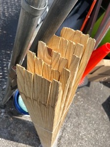 lot 45 image: Bundle of 25 Wooden Stakes 3