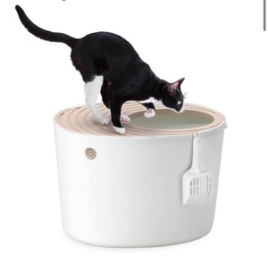 lot 10 image: Iris Ohyama Cat Litter Tray with Grooved LidTop Cover, No Odor and Litter Spill, Large Entrance, Scoop Included, for Cat - Cat Litter Box Jump-in PUNT-530 - WhiteBeige