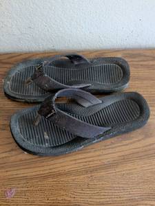 lot 139 image: Lagunilla Thong Sandals with Textured Sole Pair