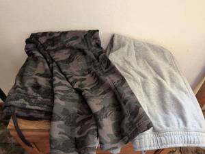 lot 159 image: Lot of 2 Pants LG Gray Camouflage and Gray Sweatpants