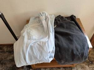 lot 177 image: Lot of 2 Jeans Light Blue Dark Blue and Black