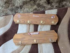 lot 184 image: Oklahoma Sooners Wood Wall-Mounted Hook Rack 2-Pack