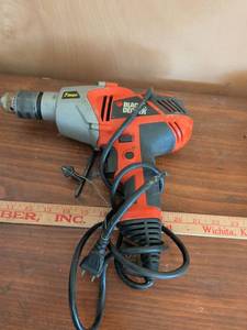 lot 221 image: Black & Decker DR550 12 in. 7 Amp Corded Drill