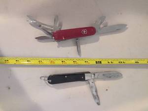 lot 302 image: Multi-Tool Pocket Knife Set 2 Pieces
