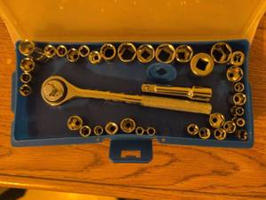 lot 308 image: Pittsburgh 40pc Socket Set 38 Ratchet Wrench SAE Metric