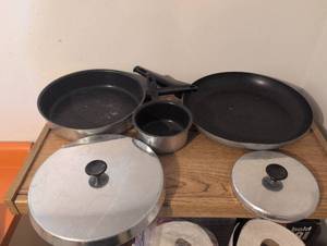 lot 314 image: Wear-Ever Cookware Set 5-Piece Frying Pan Sauce Pot Lids Made USA