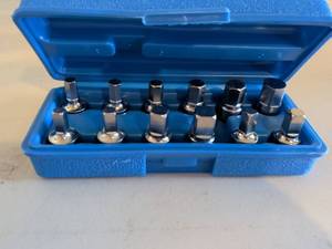 lot 327 image: 12-Piece Socket Set with Blue Carrying Case