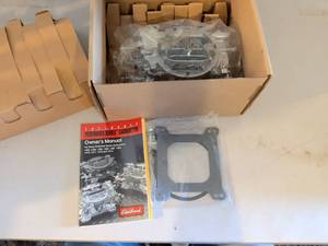 lot 335 image: Edelbrock Performer Series Carburetor 600 CFM Square Flange Manual Choke Non-Emission