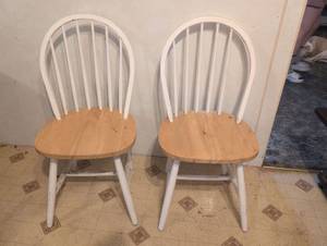 lot 348 image: 2 Windsor-Style Dining Chairs White Frame Wood Seat
