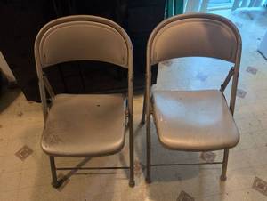 lot 350 image: 2 Folding Chairs Seat Beige