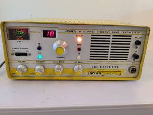 lot 365 image: Robyn 40 Channel Citizens Band Transceiver T-240D The Executive