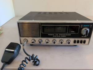 lot 374 image: Robyn CB Transceiver SB-520D 40 AM80 SSB Channels with Microphone