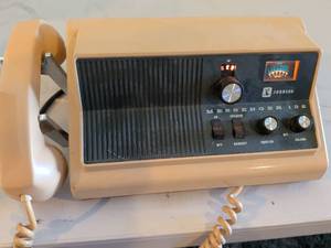 lot 388 image: Johnson Messenger 132 CB Radio with Handset