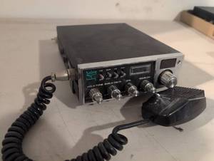 lot 406 image: Sabre CB Radio by Browning