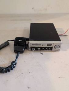 lot 419 image: Realistic TRC-414 Model 21-150B 40 Channel Citizens Band Transceiver