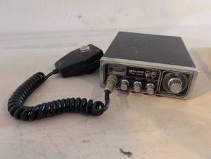 lot 422 image: Midland Model 13-857B CB Radio Transceiver with Microphone 1976