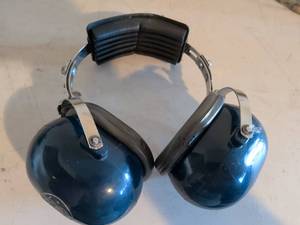lot 516 image: Over-Ear Hearing Protection Earmuffs with Metal Headband