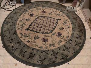 lot 536 image: Round Rug with Floral and Geometric Pattern