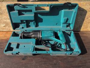 lot 603 image: Makita Reciprocating Saw Kit with Case and Blades
