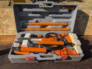 lot 604 image: Central Hydraulics Portable Puller 4 Ton Item 44899