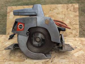 lot 614 image: Black & Decker U-230 7 14 inch Deluxe Circular Saw 115V 10A 1 HP 4400 RPM
