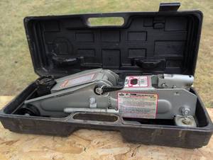 lot 620 image: 2 Ton Hydraulic Garage Jack Model 82-1-02. Does NOT Lift.