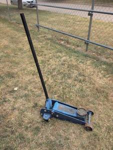 lot 619 image: Floor Jack Blue Manual Hydraulic