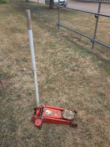 lot 618 image: Mack 2.5 Ton Hydraulic Floor Jack 5000 lbs Capacity No. 9301. DOES NOT LIFT.