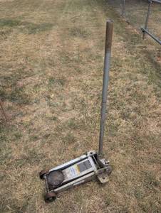 lot 621 image: Pro-Lift 2.5 Ton Garage Jack G-2489. Does NOT Lift.