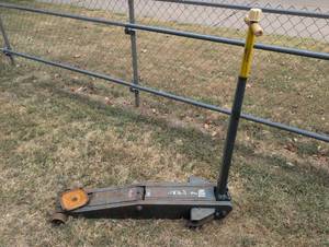 lot 622 image: Walker 2- Ton Transmission Jack. Model 93655