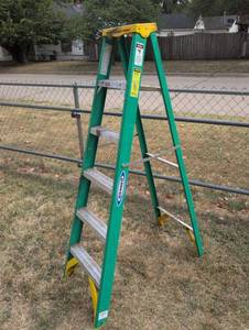 lot 626 image: Werner 6 ft. Fiberglass Step Ladder 225 lbs Type II 5906