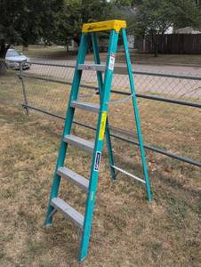 lot 627 image: Louisville Ladder 6 ft Type III 200 lb Duty Rating L-3311-06