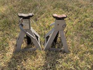 lot 633 image: 3 Ton Vehicle Support Stands T-9360 Pair