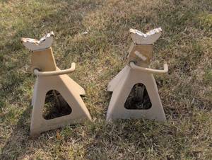 lot 635 image: 6-Ton Capacity Jack Stands Pair