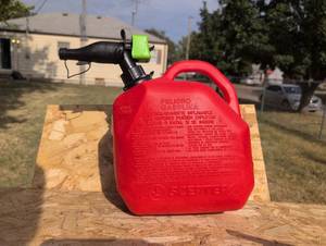 lot 638 image: Scepter Gasoline Fuel Can 5 Gallon Capacity