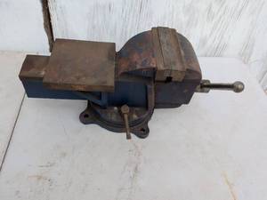 lot 649 image: Bench Vise with Swivel Base and Pipe Jaws