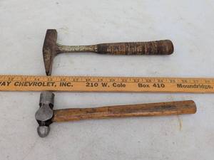 lot 677 image: 2 Piece Hand Tool Lot Pry Bar Hammer