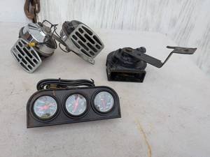 lot 682 image: Auto Gauge 3-Gauge Dashboard Pod with Pedal Switches Lot