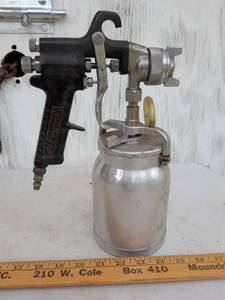lot 684 image: Spray Paint Gun with Attached Fluid Cup